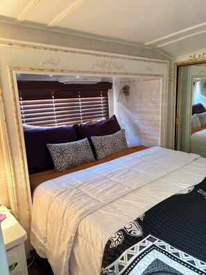 1 bedroom, iron/ironing board, free WiFi, bed sheets - Ranchito Paraiso: Artsy Farm Stay in the Desert (Benson)