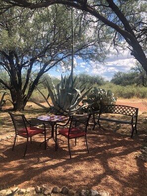 Outdoor dining - Ranchito Paraiso: Artsy Farm Stay in the Desert (Benson)