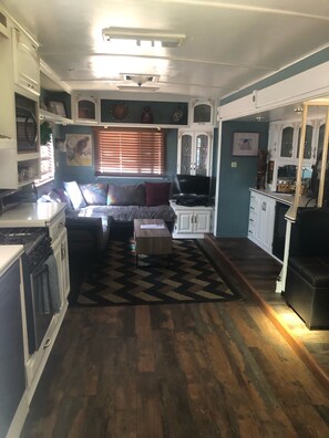 Una Smart TV, una chimenea, un reproductor de DVD, libros