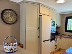 Een koelkast, een magnetron, een oven, een kookplaat