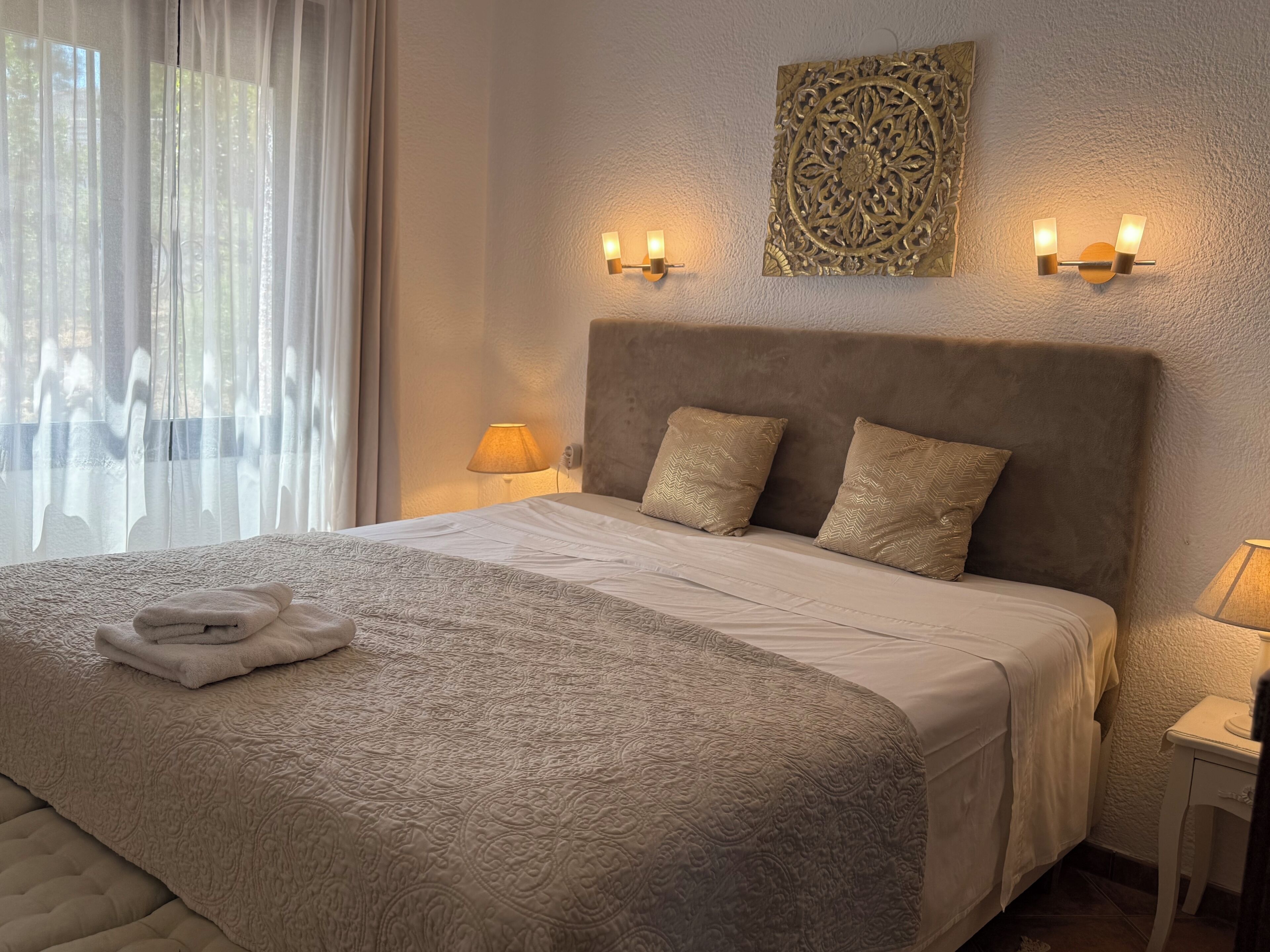 3 slaapkamers, een strijkplank/strijkijzer, gratis wifi, beddengoed