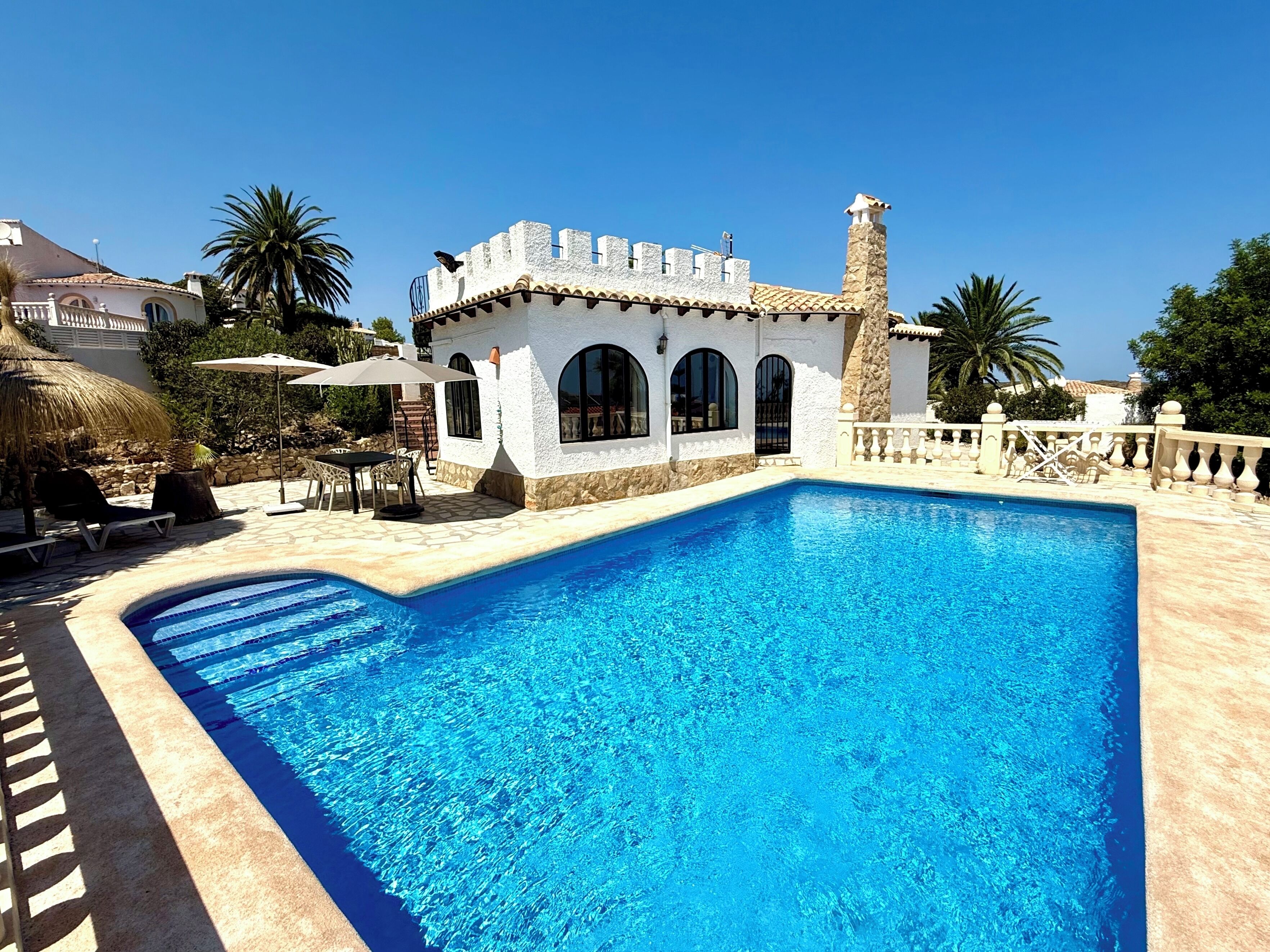 Utomhuspool och uppvärmd pool