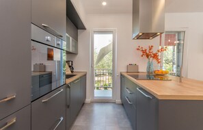 Kjøleskap, kokeplater, oppvaskmaskin og kaffetrakter/tekoker