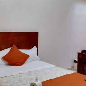 Desk, laptop workspace, iron/ironing board, free WiFi - Hotel Victtorios Suite (Satipo)