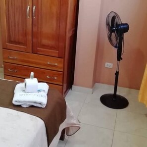 Una scrivania, postazione laptop, ferro/asse da stiro, Wi-Fi gratuito