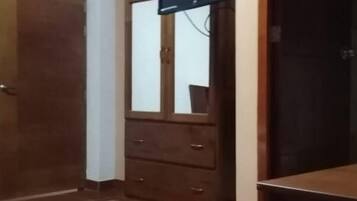 Escritorio y espacio para trabajar con laptop