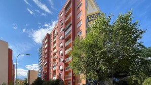 A multi-story building with balconies, a clear sky, and a tree in the foreground. - Gorgeous apartment in Rijeka with WiFi (Rijeka)