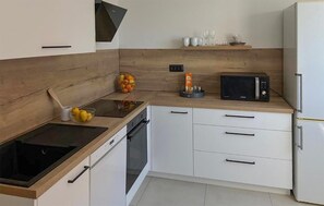 Fridge, oven, dishwasher, coffee/tea maker