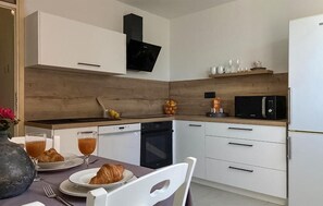 Fridge, oven, dishwasher, coffee/tea maker