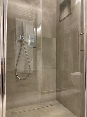 Haartrockner, Seife, Toilettenpapier