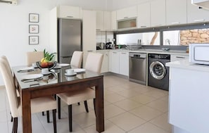 ثلاجة، موقد طهي مسطح، غسالة أطباق، ماكينة لصنع القهوة/الشاي