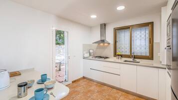 Een koelkast, een kookplaat, een vaatwasser