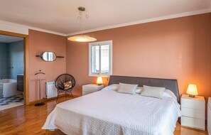 5 bedrooms, bed sheets - Beautiful home in Sant Cebrià de Vallalt (Sant Cebrià de Vallalt)
