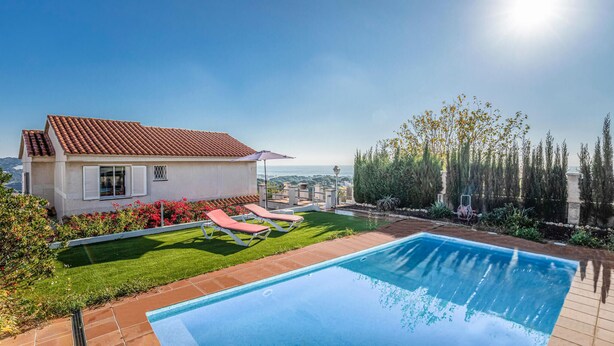 A house with a swimming pool, a garden with red flowers, and a view of the sea. - Beautiful home in Sant Cebrià de Vallalt (Sant Cebrià de Vallalt)