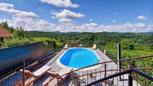Une piscine offrant une vue sur un paysage montagneux.