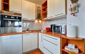 Fridge, microwave, stovetop, dishwasher