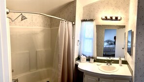 Ensemble douche/baignoire, sèche-cheveux, serviettes fournies, savon