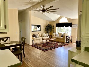 Smart-TV, peis og bøker