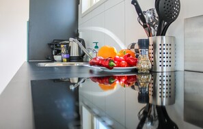 Kühlschrank, Mikrowelle, Herdplatte, Wasserkocher mit Kaffee-/Teezubehör