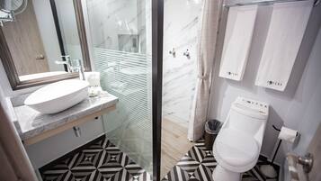 Habitación doble familiar, 2 camas matrimoniales (Premium) | Baño | Regadera, toallas, jabón, shampoo