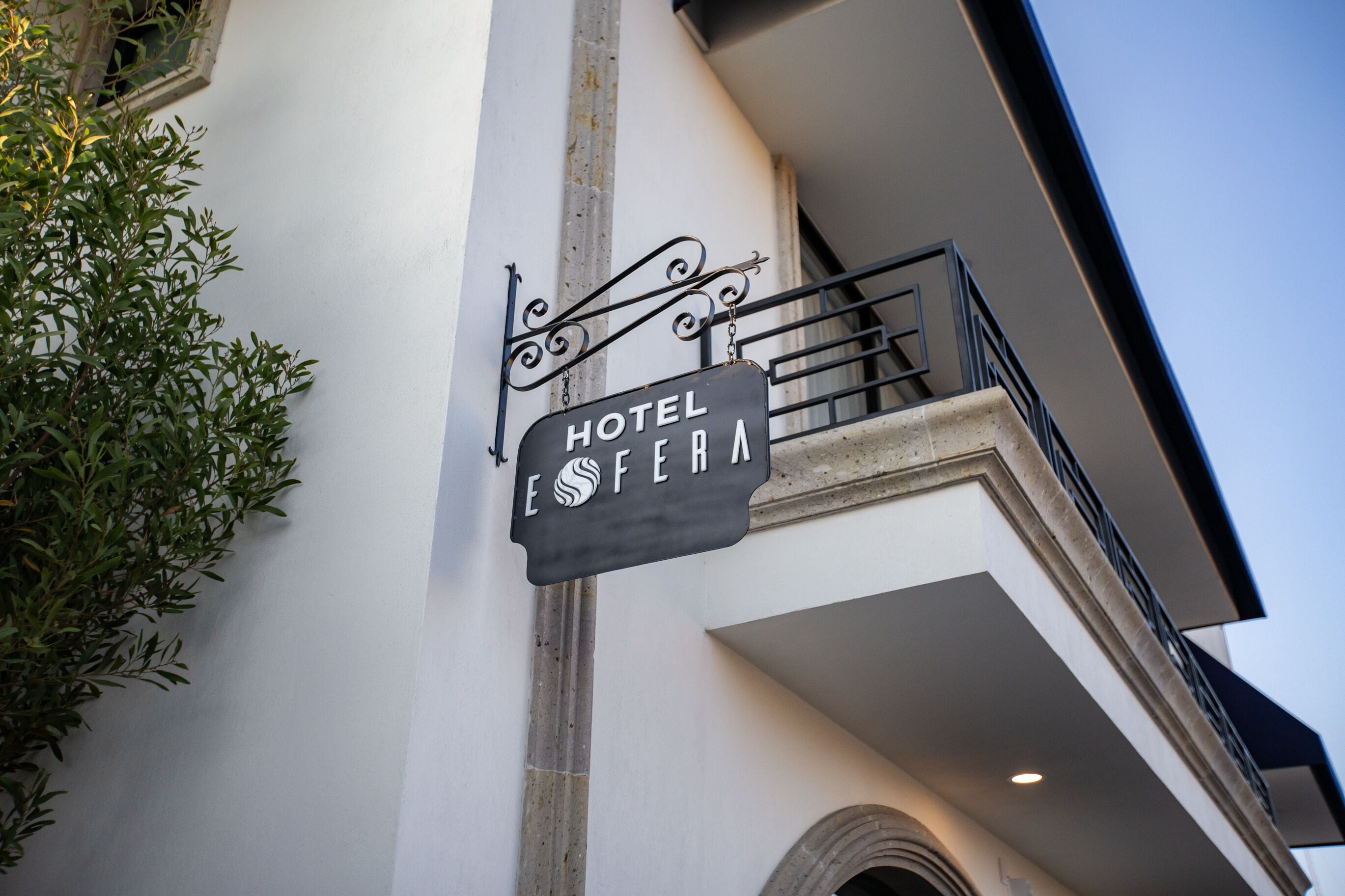 Señal de hotel con el nombre 'HOTEL EFERA' colocado en un edificio.