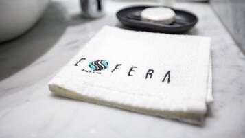 Una toalla blanca con la palabra 'EFERA' y un logotipo sobre una superficie de mármol.