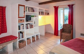 1 habitación, tabla de planchar con plancha y cuna de viaje 