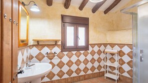 A bathroom with a sink, a window, and a shower area. - Finca Hornillo Cómpeta by Ruralidays (Málaga)