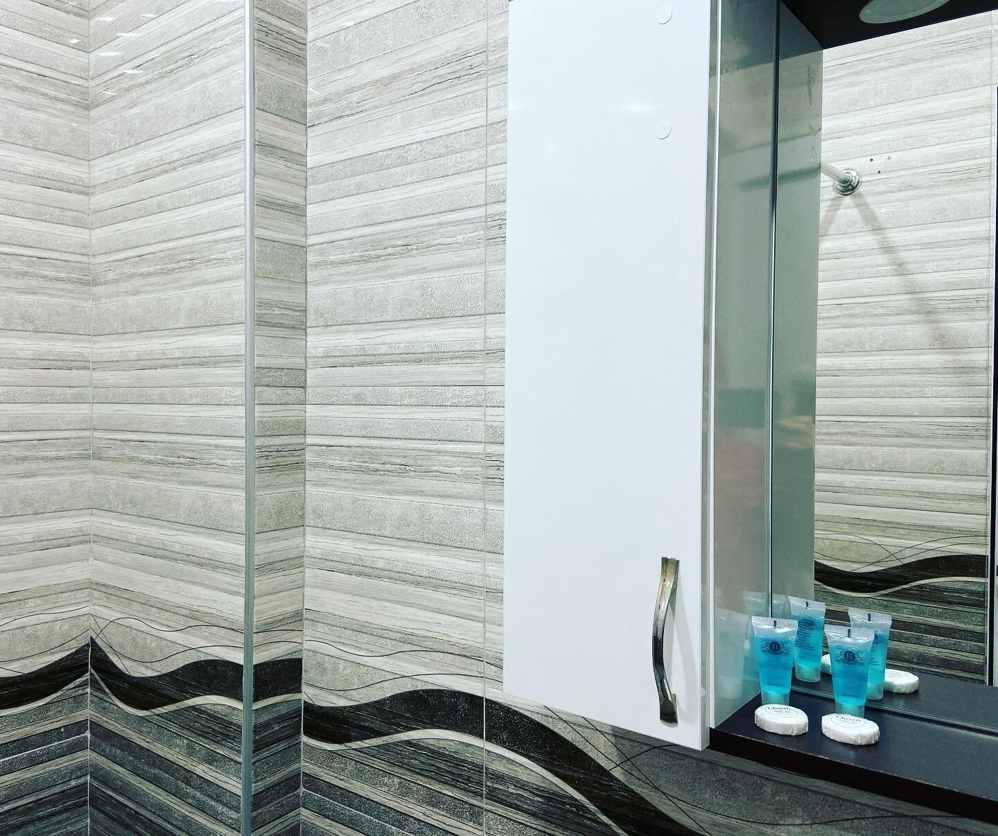 Een haardroger, handdoeken, zeep, shampoo