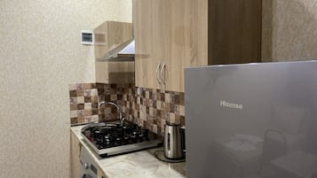 Refrigerador, microondas, utensilios de cocina y toallas de papel