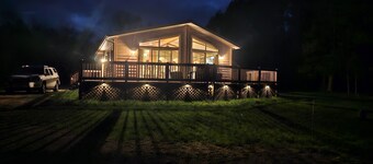 Nieuw op de markt.  Hut met 3 bedden en 3 badkamers omgeven door bos