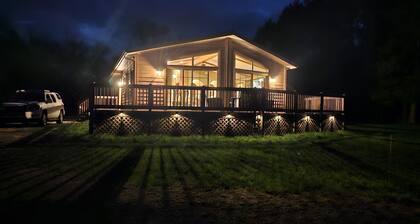 New on market. Cabin with 3 beds and 3 baths surrounded by forest