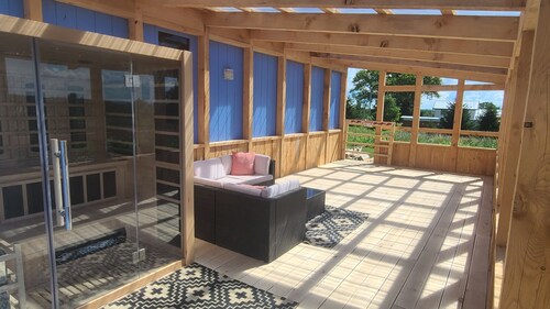 Hot tub, SAUNA, country views!
