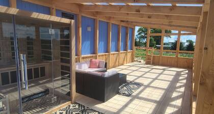 Hot tub, SAUNA, country views!