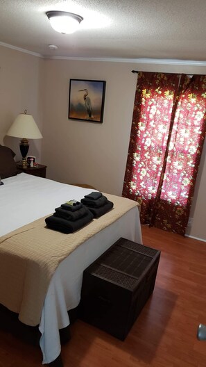3 bedrooms, desk, iron/ironing board, free WiFi