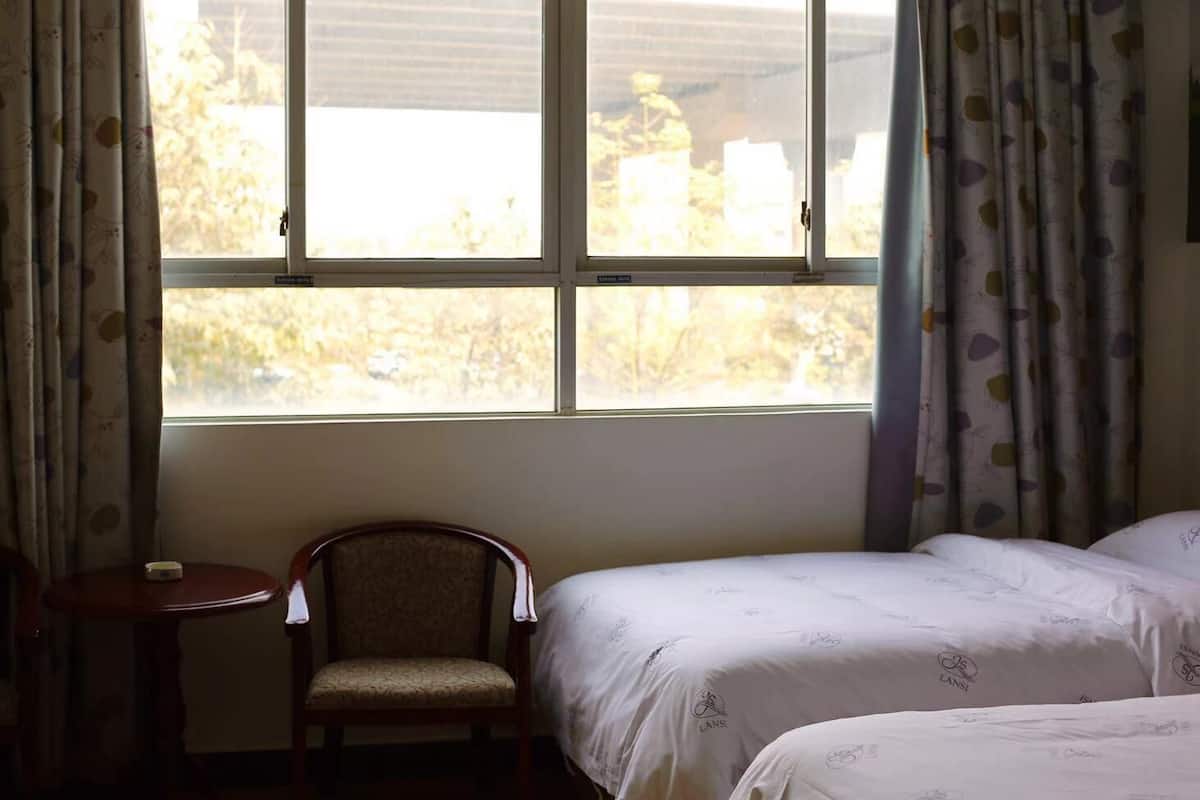 Business Twin Room | Desk, WiFi (free), bed sheets