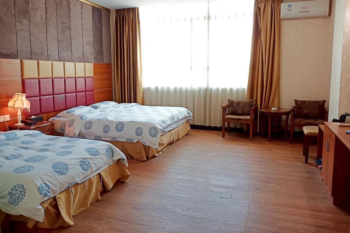 Family Room | Desk, WiFi (free), bed sheets