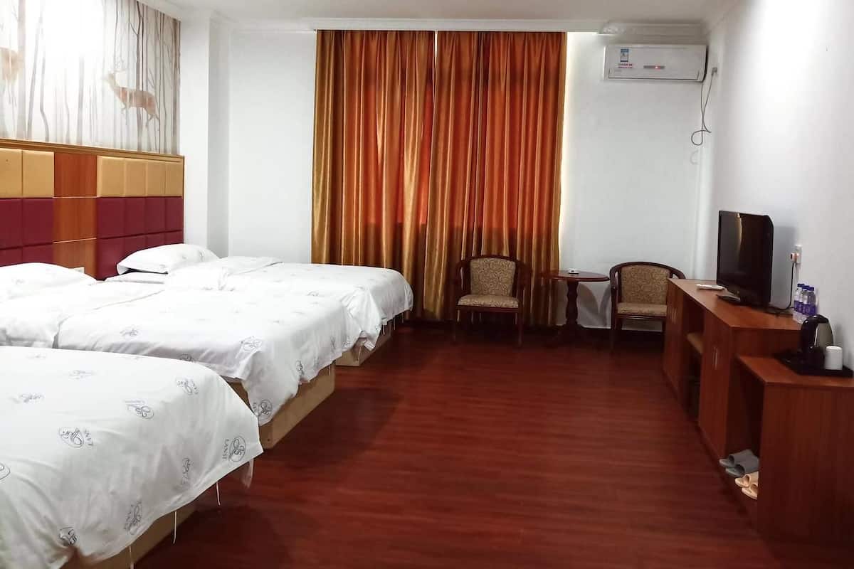 Deluxe Triple Room | Desk, WiFi (free), bed sheets