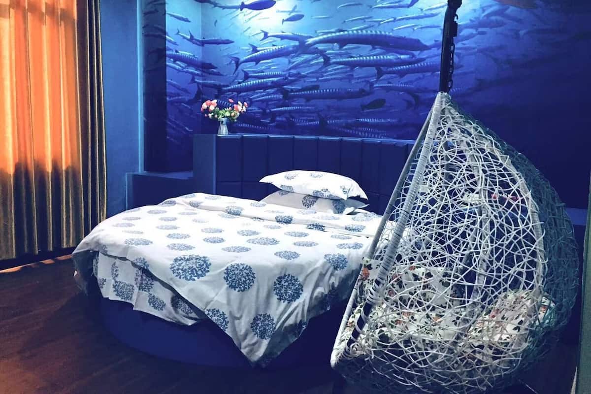 Romantic Room | Desk, WiFi (free), bed sheets