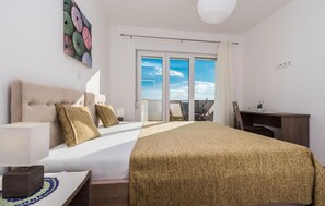 4 bedrooms, travel cot, free WiFi, bed sheets