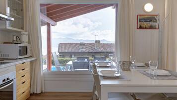 Fridge, stovetop, dishwasher, coffee/tea maker