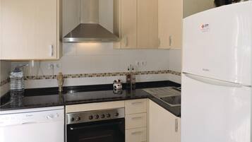 Een koelkast, een oven, een kookplaat, een koffiezetapparaat/waterkoker