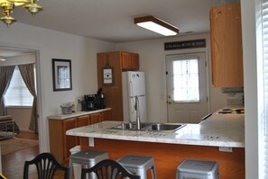 Kjøleskap, mikrobølgeovn, ovn og kokeplater