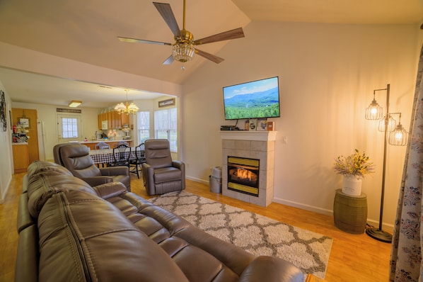 Smart TV, chimenea, reproductor de DVD y futbolito