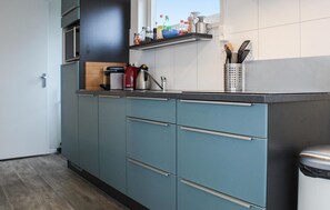 Kühlschrank, Mikrowelle, Wasserkocher mit Kaffee-/Teezubehör