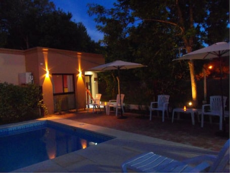 Overnatningsstedets facade – aften/nat