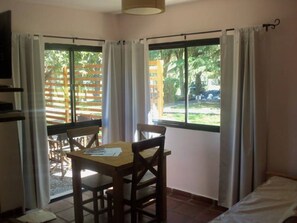Romantic Studio Suite | In-room dining