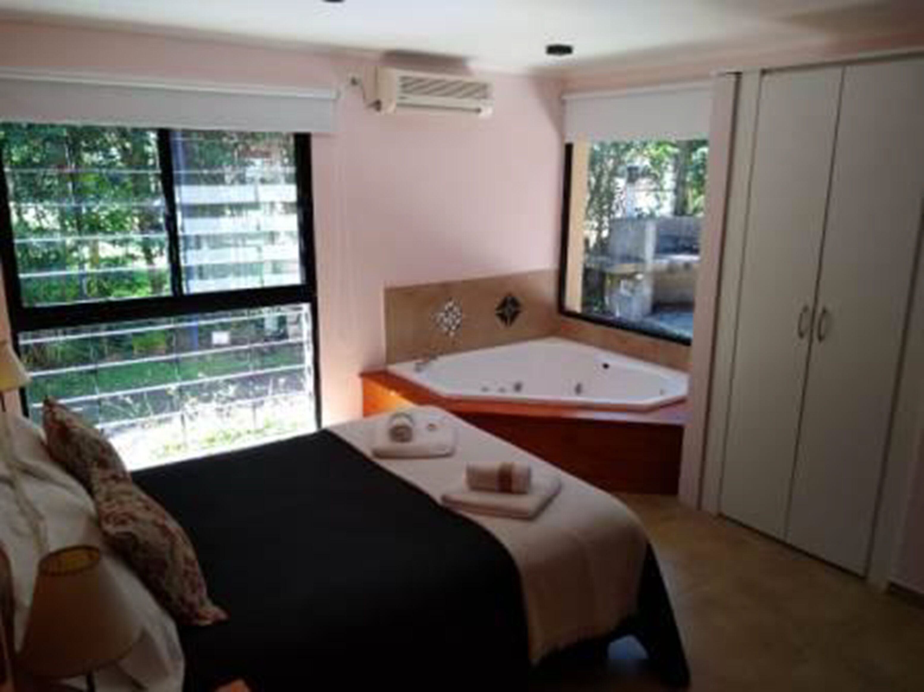 Suite estudio romántica | Ropa de cama de alta calidad y caja de seguridad en la habitación 