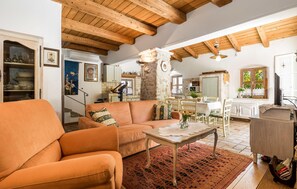 TV, fireplace - Nice home in Moscenice (Moscenice)