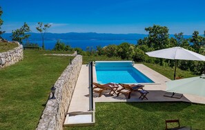 Et oppvarmet basseng